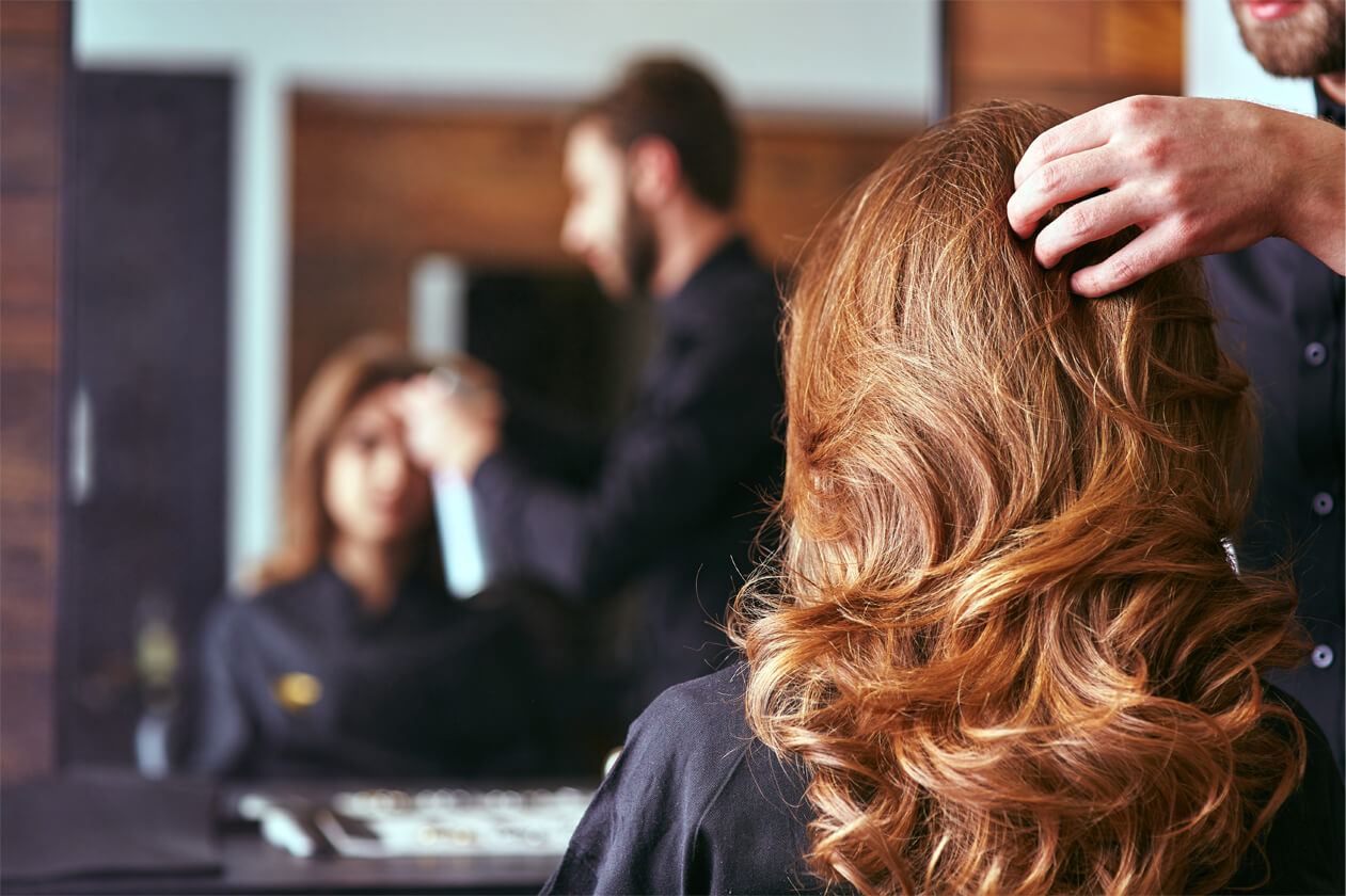 Friseur beim Hairstyling
